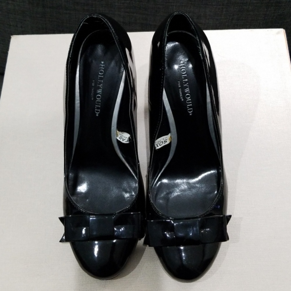 DONATED. Patent leather heels with bow.